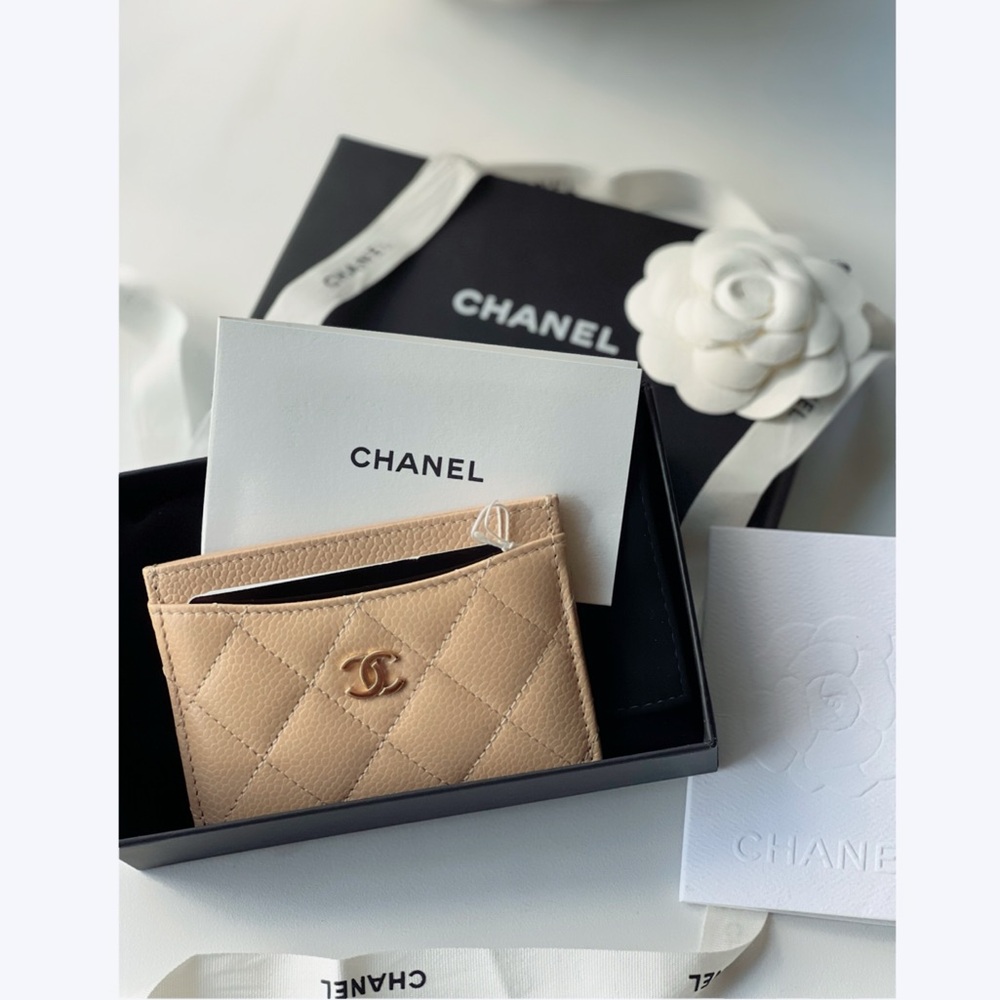CLASSIC CHANEL CARD HOLDER Caviar Quilted beige gold-tone metal